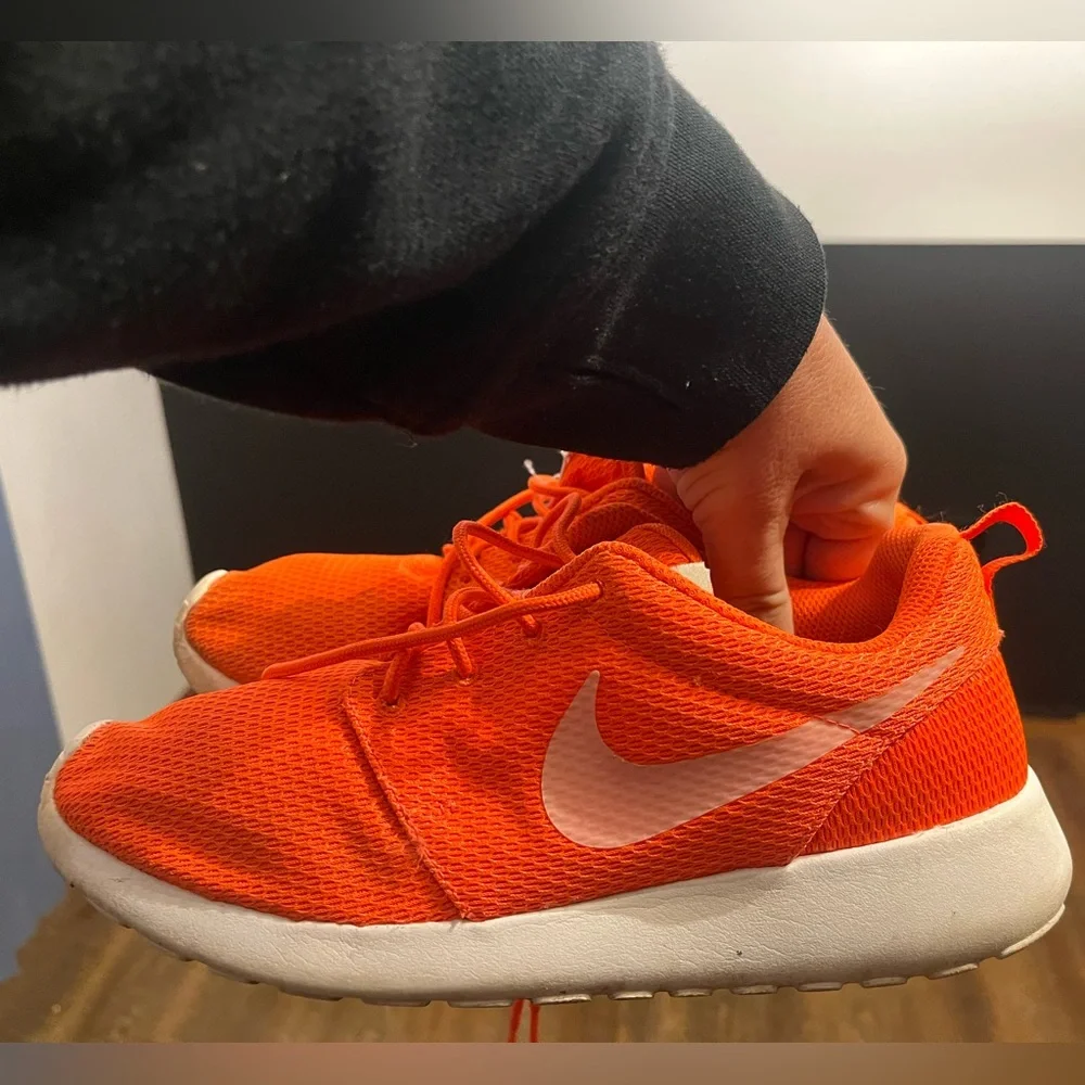 NIKE Roshe Orange Athletic Shoes Women 7